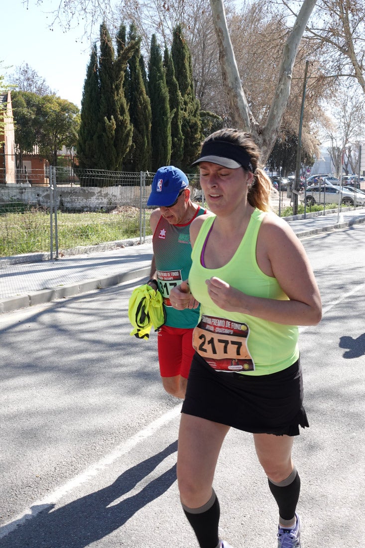 El reguero de atletas es amplio. Las piernas pesan en algunos momentos pero el objetivo de llegar a meta se mantiene. Si has participado en la carrera de fondo de Loja, prueba suerte a ver si te hemos retratado a lo largo del recorrido.