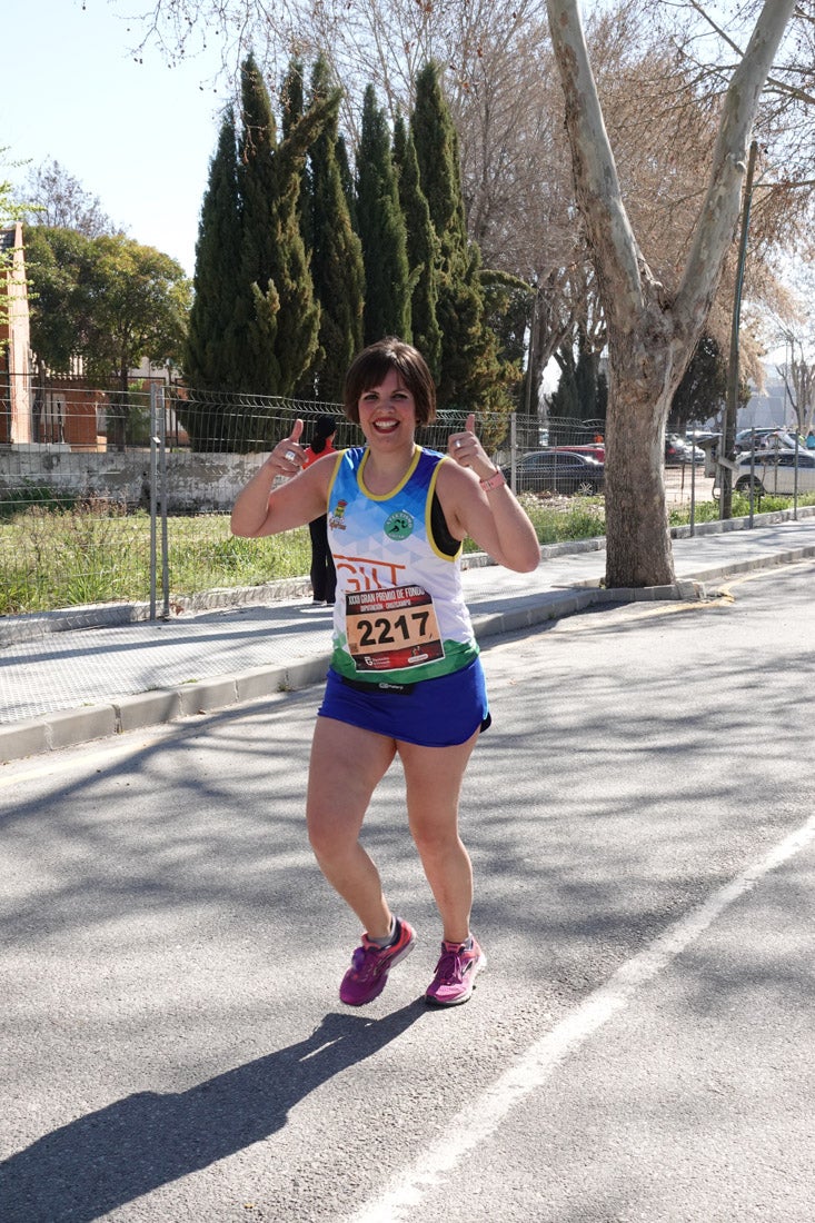 El reguero de atletas es amplio. Las piernas pesan en algunos momentos pero el objetivo de llegar a meta se mantiene. Si has participado en la carrera de fondo de Loja, prueba suerte a ver si te hemos retratado a lo largo del recorrido.