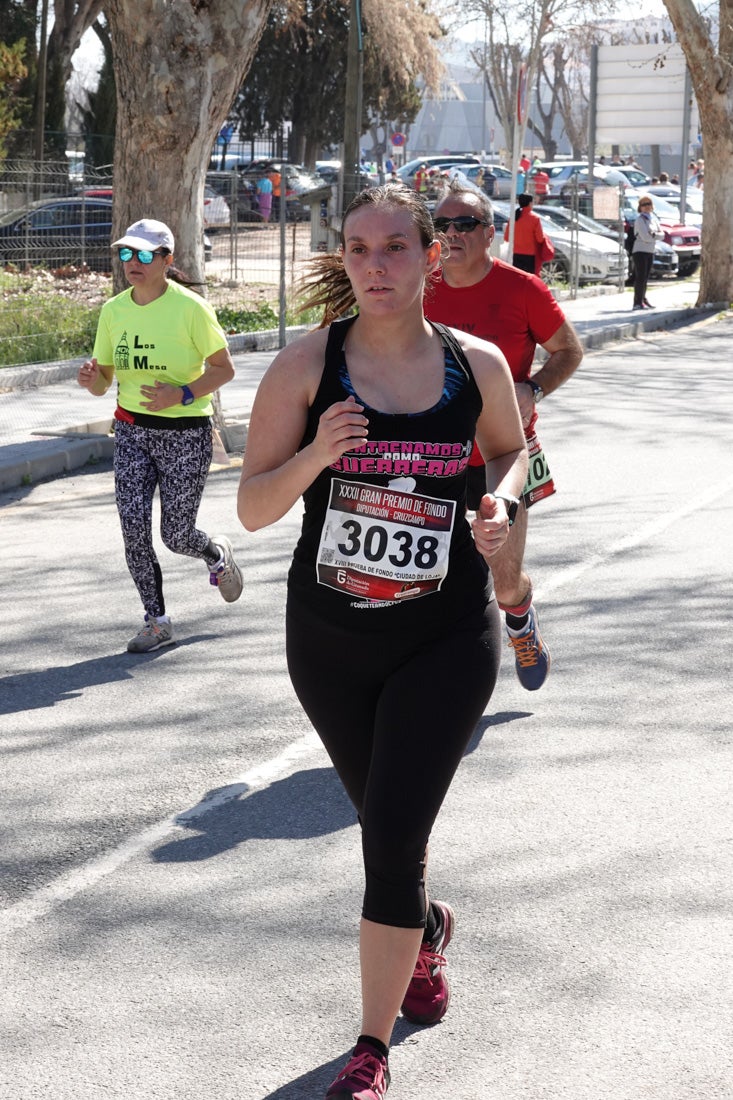 El reguero de atletas es amplio. Las piernas pesan en algunos momentos pero el objetivo de llegar a meta se mantiene. Si has participado en la carrera de fondo de Loja, prueba suerte a ver si te hemos retratado a lo largo del recorrido.