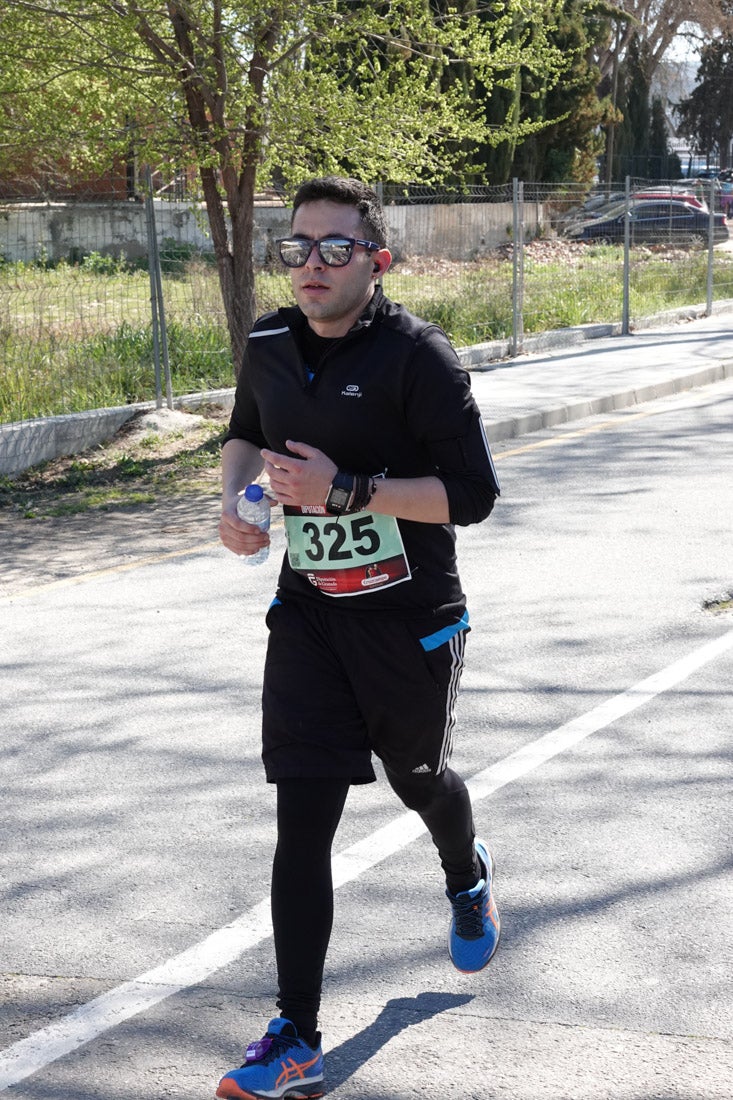 El reguero de atletas es amplio. Las piernas pesan en algunos momentos pero el objetivo de llegar a meta se mantiene. Si has participado en la carrera de fondo de Loja, prueba suerte a ver si te hemos retratado a lo largo del recorrido.