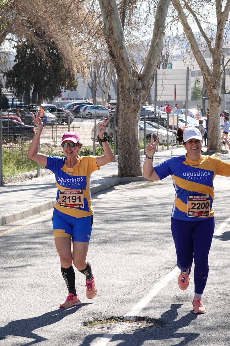 El reguero de atletas es amplio. Las piernas pesan en algunos momentos pero el objetivo de llegar a meta se mantiene. Si has participado en la carrera de fondo de Loja, prueba suerte a ver si te hemos retratado a lo largo del recorrido.