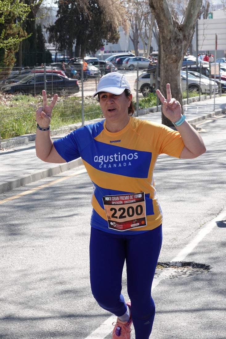 El reguero de atletas es amplio. Las piernas pesan en algunos momentos pero el objetivo de llegar a meta se mantiene. Si has participado en la carrera de fondo de Loja, prueba suerte a ver si te hemos retratado a lo largo del recorrido.