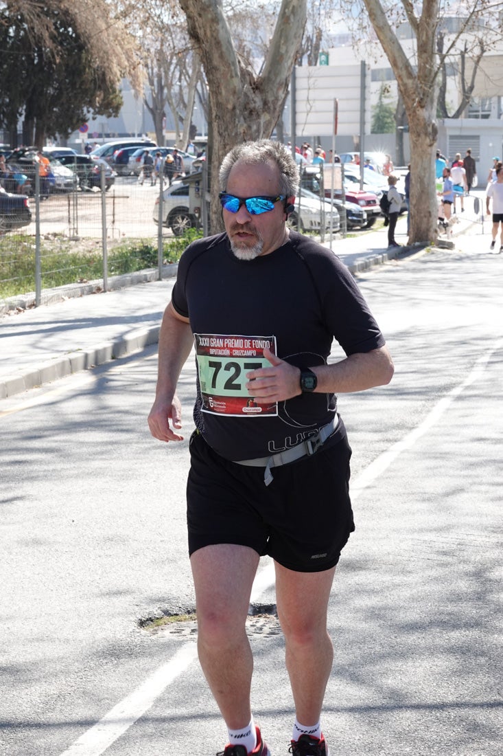 El reguero de atletas es amplio. Las piernas pesan en algunos momentos pero el objetivo de llegar a meta se mantiene. Si has participado en la carrera de fondo de Loja, prueba suerte a ver si te hemos retratado a lo largo del recorrido.