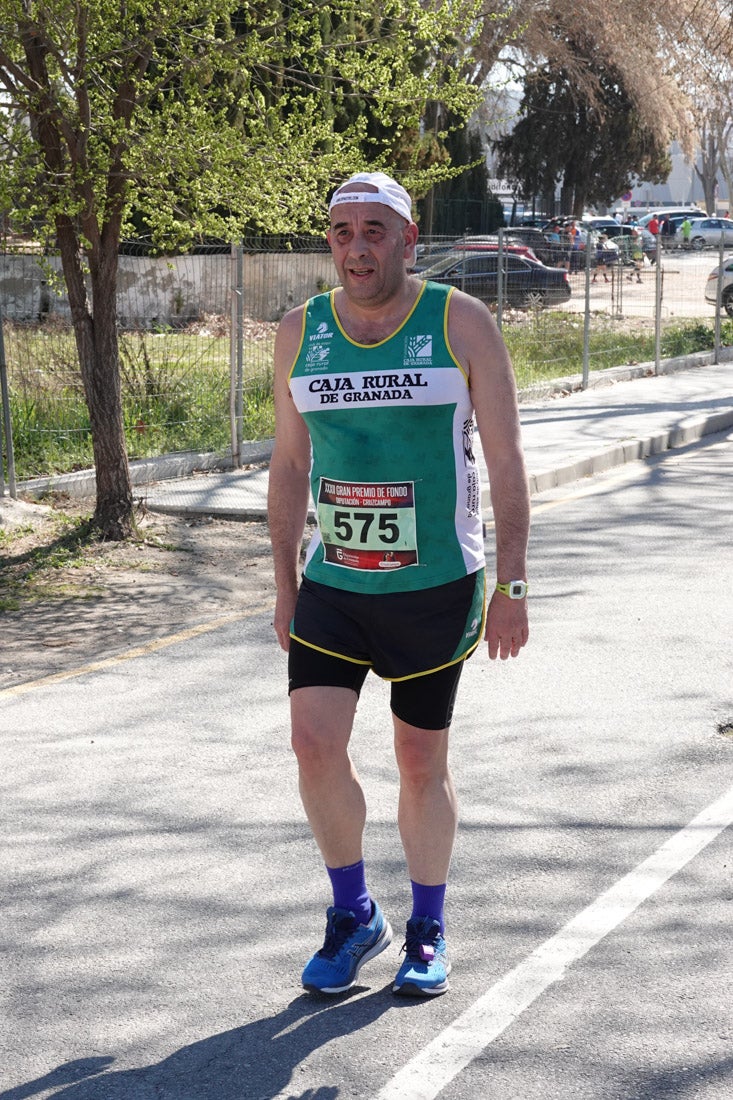 El reguero de atletas es amplio. Las piernas pesan en algunos momentos pero el objetivo de llegar a meta se mantiene. Si has participado en la carrera de fondo de Loja, prueba suerte a ver si te hemos retratado a lo largo del recorrido.