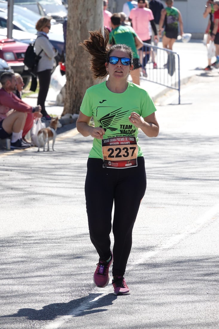 El reguero de atletas es amplio. Las piernas pesan en algunos momentos pero el objetivo de llegar a meta se mantiene. Si has participado en la carrera de fondo de Loja, prueba suerte a ver si te hemos retratado a lo largo del recorrido.