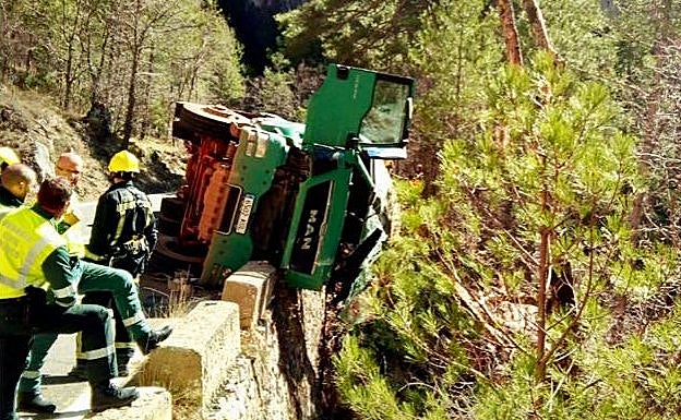 El camión accidentado en Cuenca, al borde del precipicio.