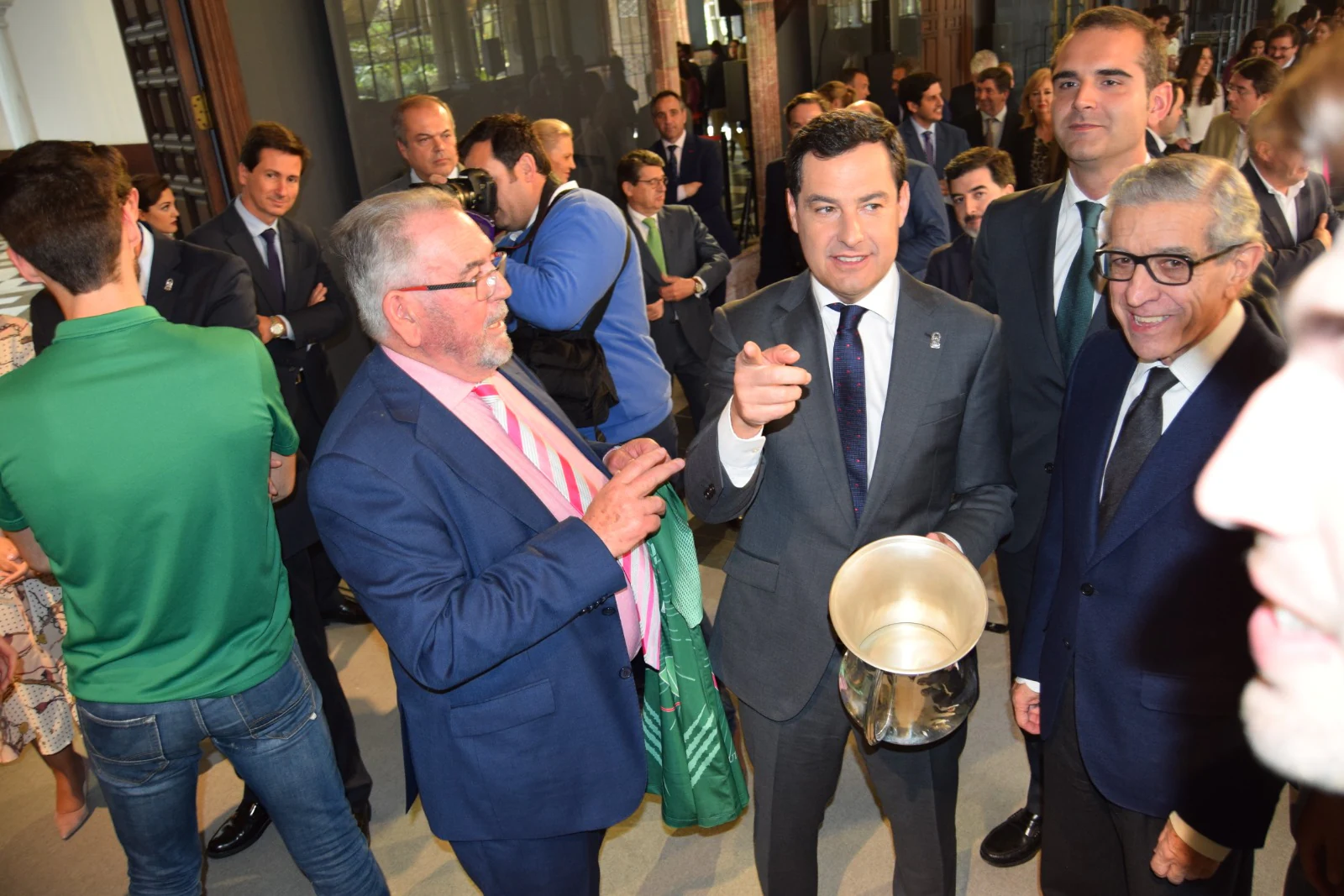 El presidente de la Junta de Andalucía, Juanma Moreno Bonilla, ha recibido este martes al Unicaja Almería de voleibol para felicitarles por su triunfo en la Copa del Rey, trofeo que el club ahorrista ha ofrecido al dirigente andaluz. Moreno Bonilla, al que han obsequiado con una camiseta, ha mostrado su apoyo a la entidad y al equipo y ha prometido que apoyará al proyecto almeriense para que regrese a las competiciones europeas. 