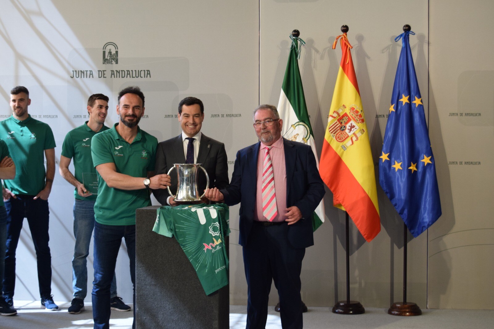 El presidente de la Junta de Andalucía, Juanma Moreno Bonilla, ha recibido este martes al Unicaja Almería de voleibol para felicitarles por su triunfo en la Copa del Rey, trofeo que el club ahorrista ha ofrecido al dirigente andaluz. Moreno Bonilla, al que han obsequiado con una camiseta, ha mostrado su apoyo a la entidad y al equipo y ha prometido que apoyará al proyecto almeriense para que regrese a las competiciones europeas. 