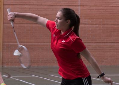 Imagen secundaria 1 - «Como mujer aguanto mucho, en la selección tengo que jugar con falda y no es lo que me pongo»