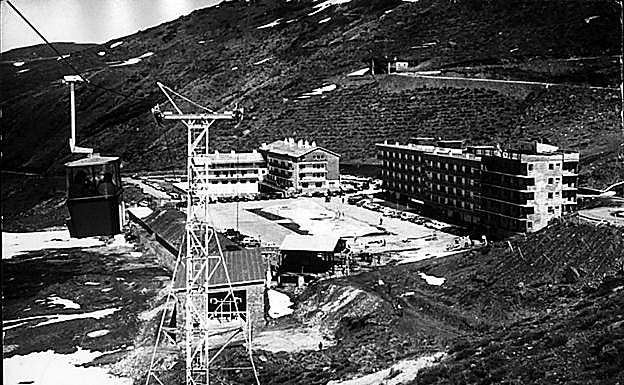 La urbanización de Pradollano, en sus inicios, con el telesilla ya en funcionamiento.