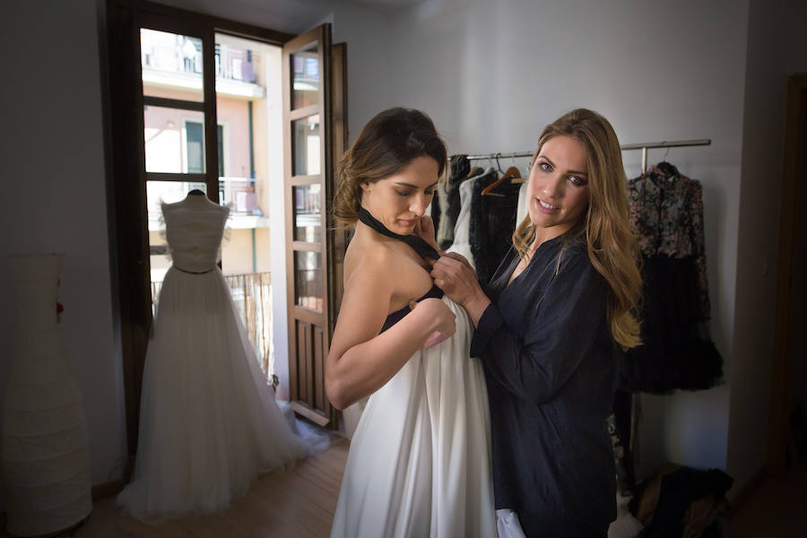Faltan menos de dos semanas para que la diseñadora Elis Smis presente su nueva colección en Atelier Couture de Madrid, la pasarela de alta costura más importante de España. Así es un día de trabajo en su taller de Guadix.