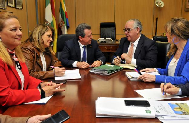 El delegado mantuvo una reunión con el alcalde y otros dirigentes en Alcaldía.