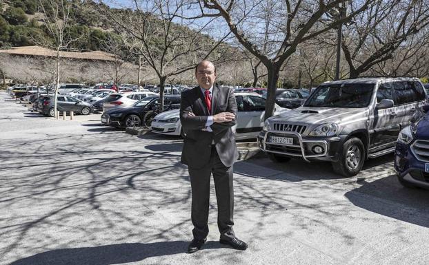 Sebastián Pérez en el aparcamiento de la Alhambra.