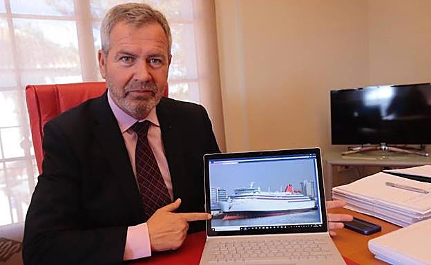 El presidente del puerto de Motril muestra cómo será el nuevo buque de FRS llegará al puerto de Motril en el mes de mayo. 
