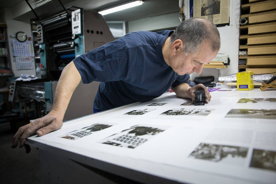 Enrique revisa las pruebas del libro que imprime ahora.