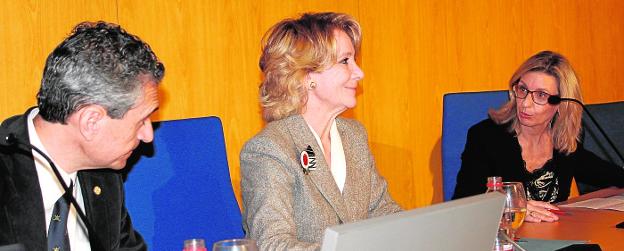 Raúl Pérez Guerra y Maribel Ramírez acompañaron a Esperanza Aguirre en la charla que se realizó en el edificio de Ciencias de la Salud.
