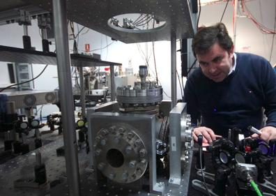 Imagen secundaria 1 - El equipo, junto al imán superconductor. (2) El profesor Daniel Rodríguez muestra una de las trampas de iones. (3) El interior de la trampa. 