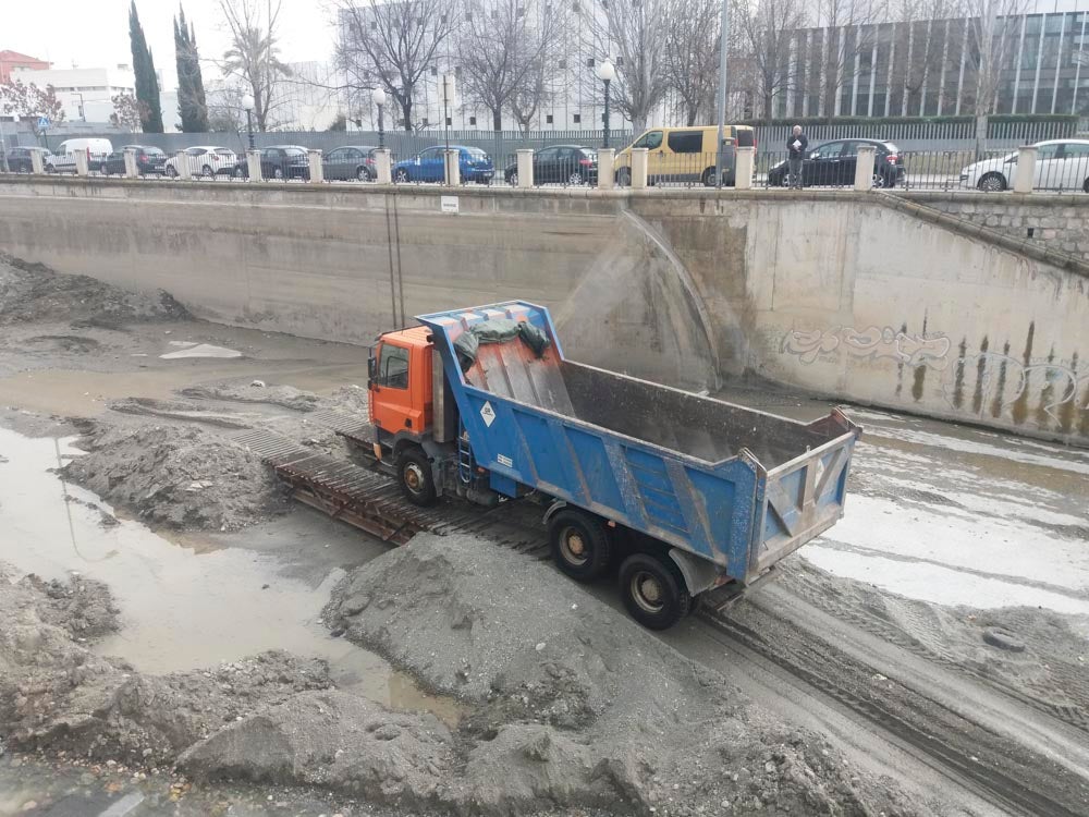El Ayuntamiento de Granada ha invertido 145.000 euros en la limpieza del río, del que se han sacado veinte toneladas de basura, entre las que incluye bicicletas y colchones.
