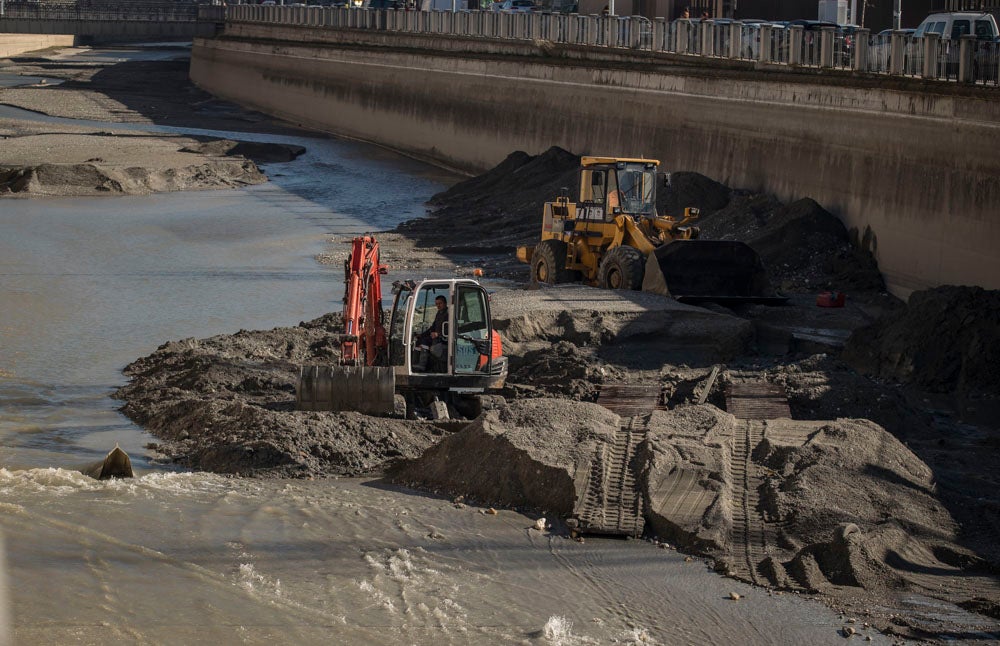 El Ayuntamiento de Granada ha invertido 145.000 euros en la limpieza del río, del que se han sacado veinte toneladas de basura, entre las que incluye bicicletas y colchones.