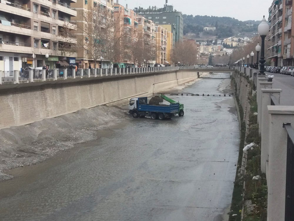 El Ayuntamiento de Granada ha invertido 145.000 euros en la limpieza del río, del que se han sacado veinte toneladas de basura, entre las que incluye bicicletas y colchones.