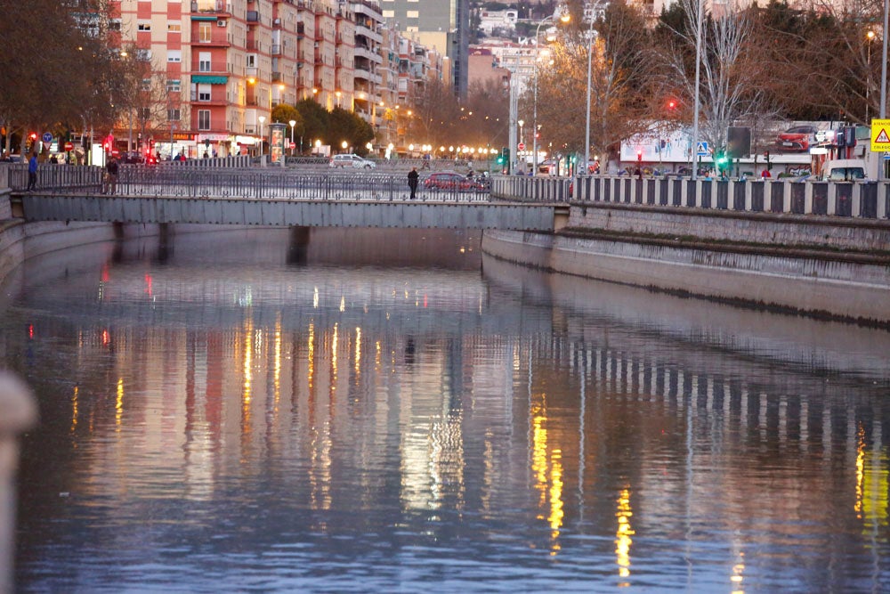 El Ayuntamiento de Granada ha invertido 145.000 euros en la limpieza del río, del que se han sacado veinte toneladas de basura, entre las que incluye bicicletas y colchones.
