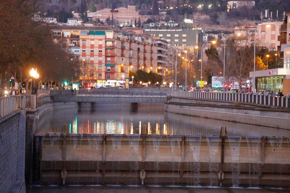 El Ayuntamiento de Granada ha invertido 145.000 euros en la limpieza del río, del que se han sacado veinte toneladas de basura, entre las que incluye bicicletas y colchones.