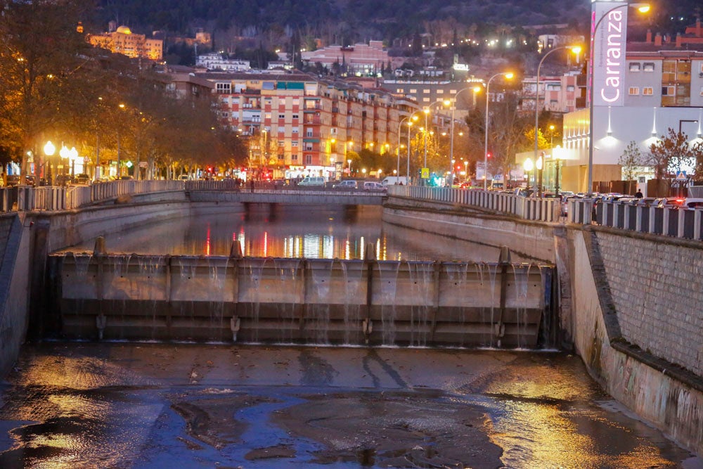 El Ayuntamiento de Granada ha invertido 145.000 euros en la limpieza del río, del que se han sacado veinte toneladas de basura, entre las que incluye bicicletas y colchones.