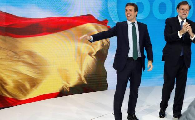 Casado (i) y Rajoy en una convención del Partido Popular. 