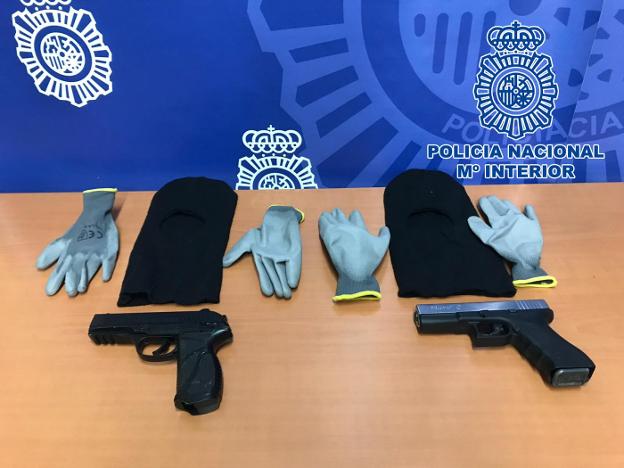 Material que utilizaban los detenidos para cometer los atracos. 