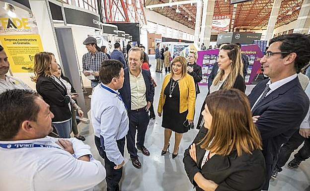 El director general de IDEAL, Diego Vargas, junto a la presidenta de Fermasa y alcaldesa de Armilla, Loli Cañavate, y Paqui Fernández, consejera delegada de Fermasa. 