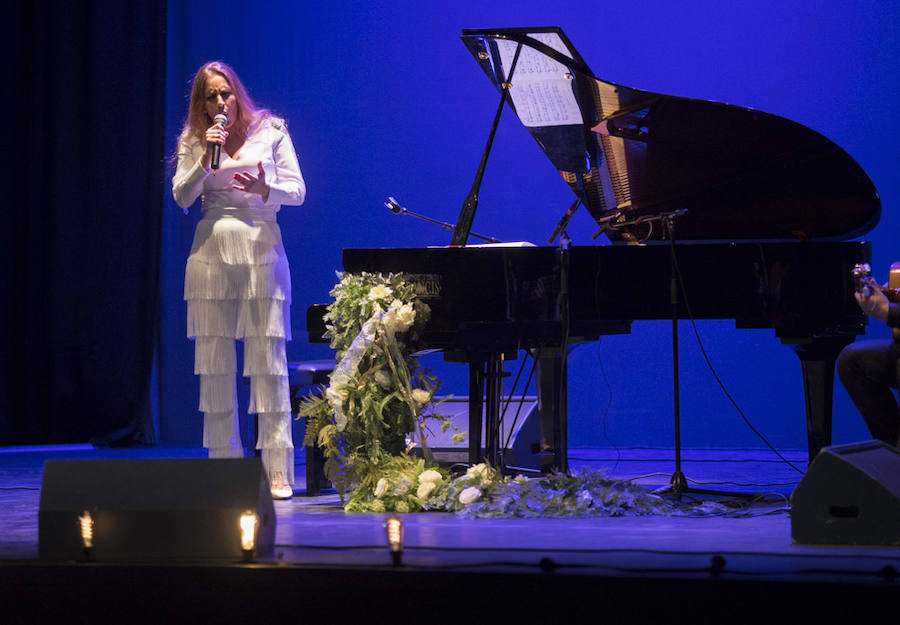 Fotos: El teatro Isabel la Católica vibra con la voz carismática de María Toledo