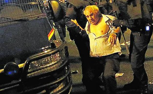 Imagen de un detenido de avanzada edad en una de las concentraciones del año 2012 contra los recortes.