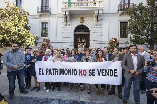 Protesta en 2015 de la entonces oposición municipal por la venta del patrimonio. 