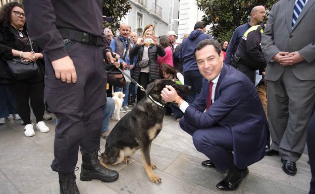 Juanma Moreno saludo a los perros policías