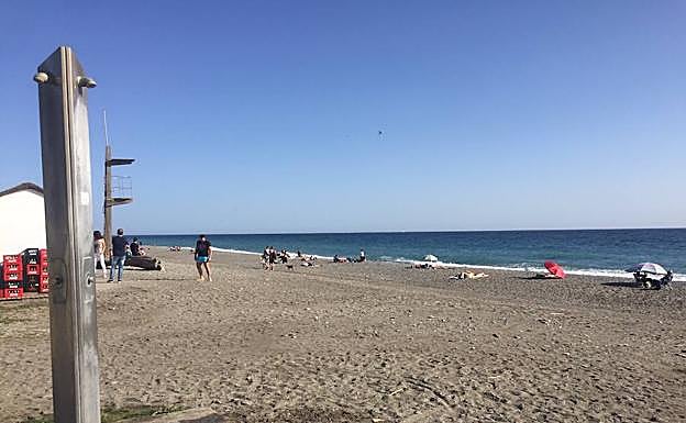 Imagen principal - En Playa Granada no hay escalón. Y La Herradura y San Cristóbal están preparadas.