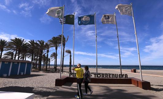 Banderas de calidad en la playa de Torrenueva.