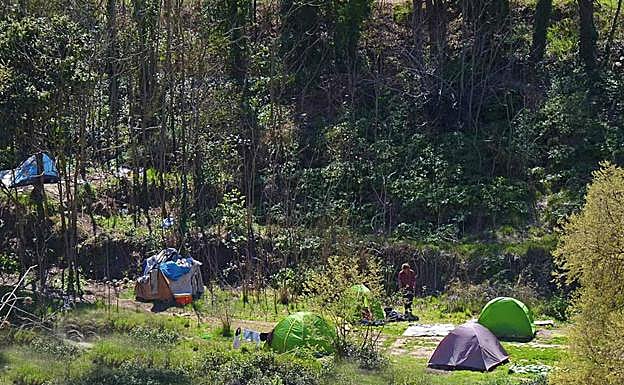 Campamento montado junto al río en la zona del Avellano