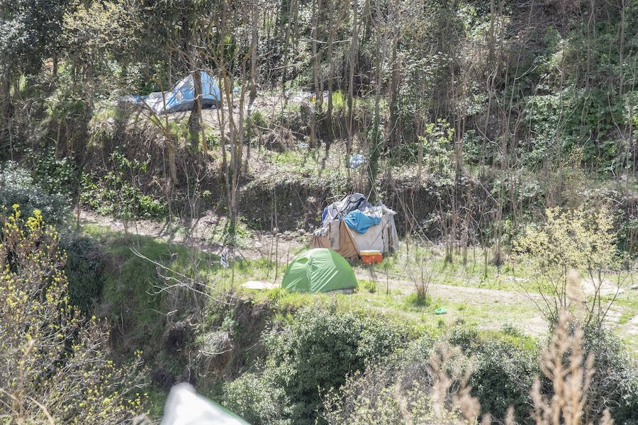 Las competencias 'rebotan' entre Ayuntamiento, Alhambra y CHG ante las acampadas y botellones ilegales