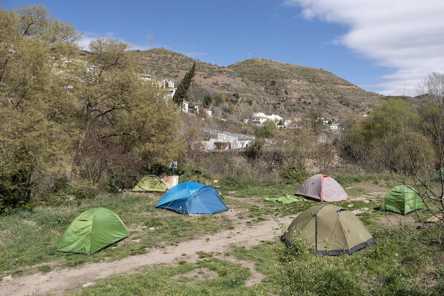 Las competencias 'rebotan' entre Ayuntamiento, Alhambra y CHG ante las acampadas y botellones ilegales