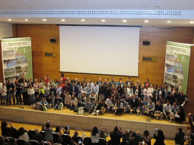 Foto de familia de autoridades y galardonados en este acto.