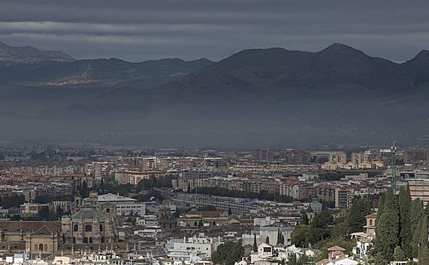 Nube de contaminación sobre la capital granadina y la Vega, el pasado mes de diciembre.
