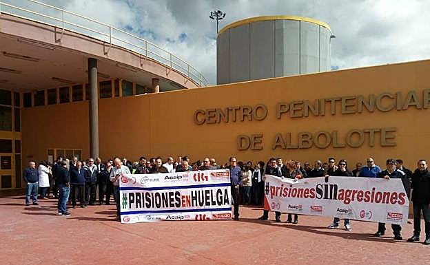 Casi un centenar de trabajadores de la prisión de Albolote se concentraron en la puerta del centro penitenciario.