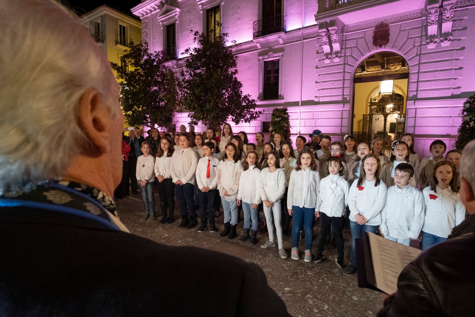 El Festival Internacional de Tango de Granada arrancó este martes por la noche con la presentación oficial del certamen, que se celebra del 19 al 24 de marzo, en un acto en el salón de plenos del Ayuntamiento que contó con la presencia del alcalde de la ciudad, Francisco Cuenca, y con la actuación posterior en la plaza del Carmen del coro de los niños de los Escolapios bajo la direccón de Osvaldo Jiménez y Juan Gómez.