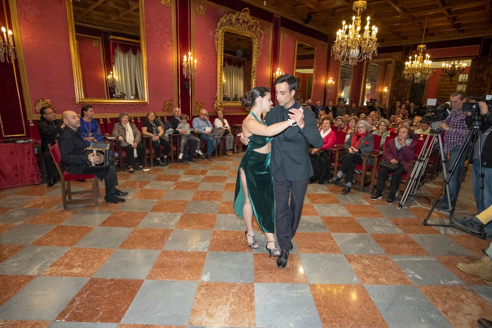 El Festival Internacional de Tango de Granada arrancó este martes por la noche con la presentación oficial del certamen, que se celebra del 19 al 24 de marzo, en un acto en el salón de plenos del Ayuntamiento que contó con la presencia del alcalde de la ciudad, Francisco Cuenca, y con la actuación posterior en la plaza del Carmen del coro de los niños de los Escolapios y Eugenia de Montijo bajo la direccón de Osvaldo Jiménez y Juan Gómez.