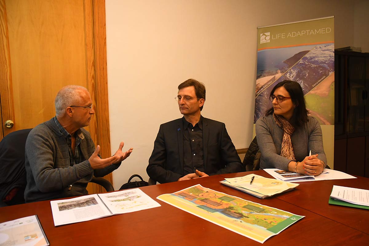 Regino Zamora, coordinador del Observatorio de Cambio Global, explica los trabajos a Bernd Decker y María José Martín, delegada de Desarrollo Sostenible de la Junta 