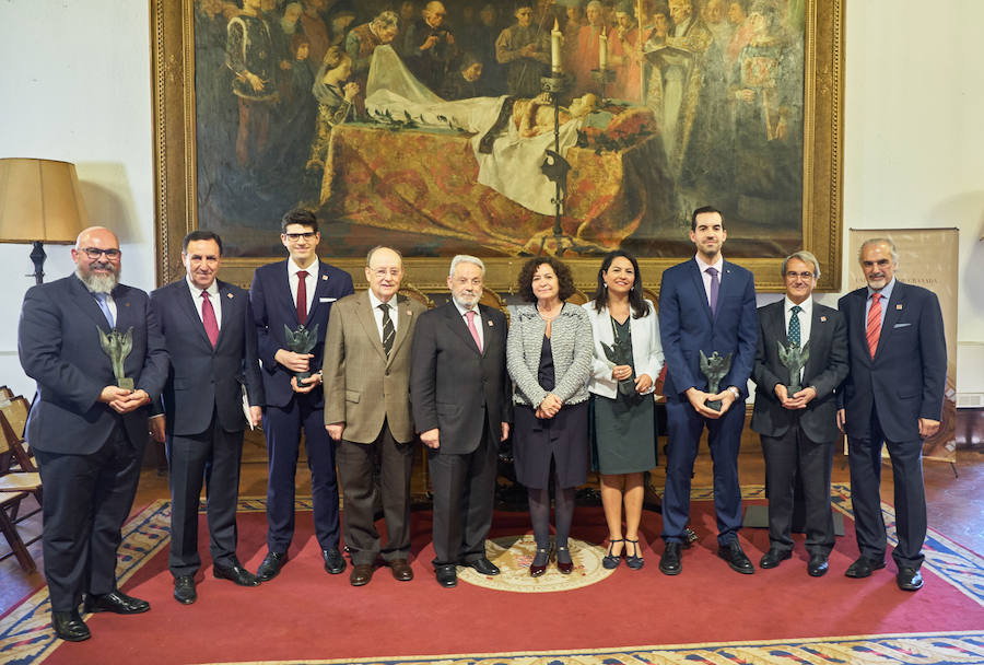 Las personas premiadas posan con la rectora de la UGR, Pilar Aranda, y miembros del Consejo Social.