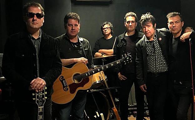 El grupo, en el estudio de grabación con el productor Frandol (segundo por la derecha)