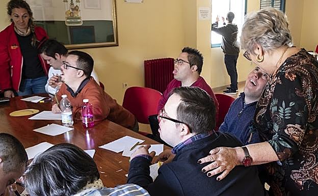 Pilar López Garrido, presidenta de GranaDown, conversa con un grupo de niños en la sede de la asociación.
