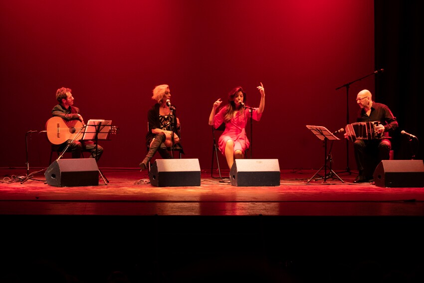 El Festival Internacional de Tango de Granada cumple 31 años y lo ha hecho este miércoeles un primera jornada en la que Soleá Morente y Lucila Juárez han homenajeado a sus padres, Enrique Morente y Rubén Juárez. La figura de Federico García Lorca o de poeta como Ángeles Mora también han estado presentes en el escenario del Teatro Isabel La Católica a través de sus letras entonadas con acento de Buenos Aires.