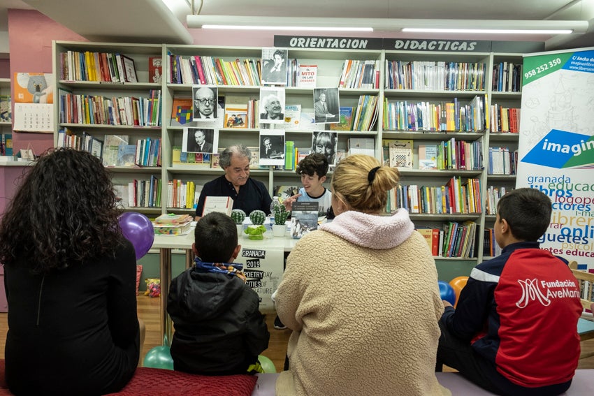 Granada se vistió de versos en un día en que casi 60 autores leyeron obras propias y ajenas en 25 establecimientos